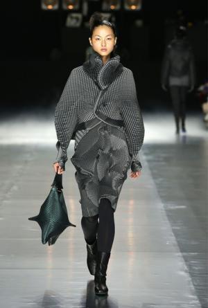 イッセイ ミヤケ、可能性の“向こうへ”【16-17AWウィメンズ】