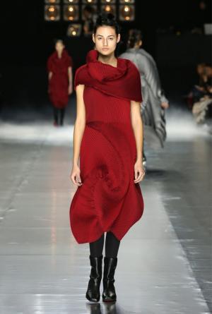 イッセイ ミヤケ、可能性の“向こうへ”【16-17AWウィメンズ】