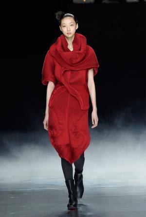 イッセイ ミヤケ、可能性の“向こうへ”【16-17AWウィメンズ】