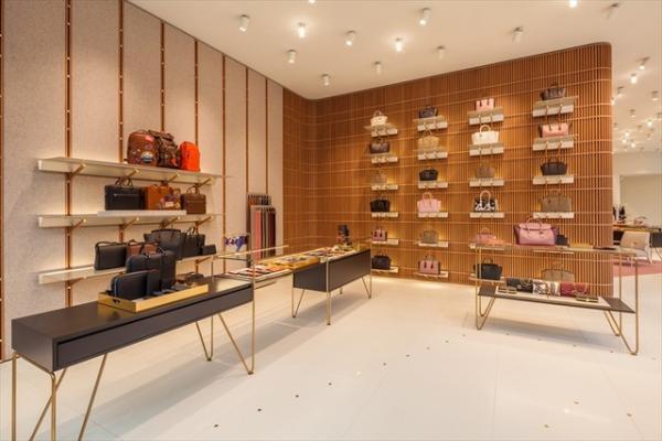 バリー 銀座店がオープン。記念に100足のアーカイブシューズから100年の歴史を辿る世界初エキシビション開催