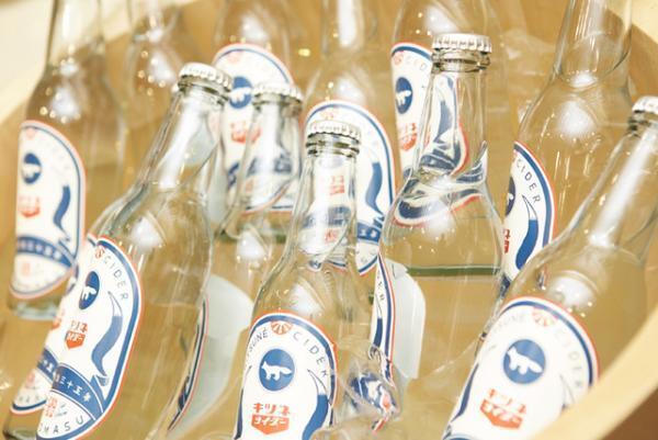 メゾン キツネ代官山で「HANAMI PARTY」、“キツネサイダー”や“お稲荷”で日本上陸3周年をお祝い