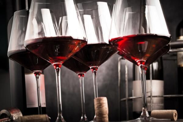 Wine tasting - Fotolia