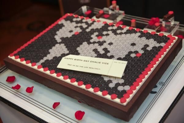 恵比寿のショコラトリー「ジョン カナヤ（JOHN KANAYA）」のオーナー金谷譲児によって、誕生日ケーキが届けられた