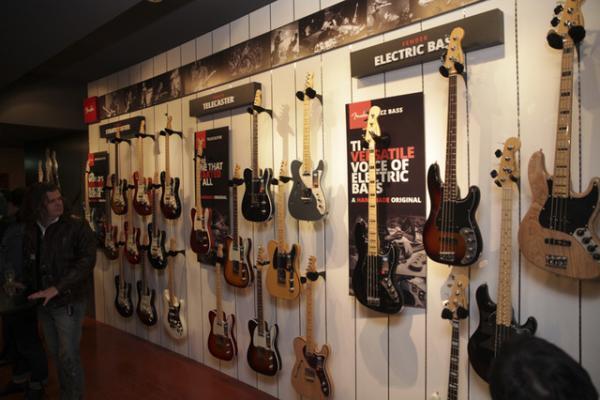 ギターブランドフェンダーの隠れ家で開催された大人のバースデーパーティ！尾崎豊の「I LOVE YOU」を息子が歌う