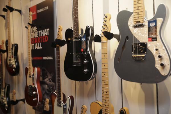 ギターブランドフェンダーの隠れ家で開催された大人のバースデーパーティ！尾崎豊の「I LOVE YOU」を息子が歌う