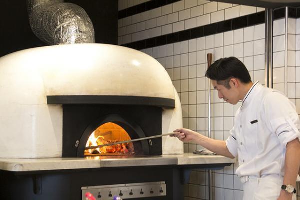 NEWoManのグルメゾーンがいよいよオープン！日本初進出のピザ店から朝4時まで営業するフードホールなど