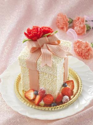 母の日の贈り物にギフトボックス型のケーキはいかが？カーネーションはベリーで表現