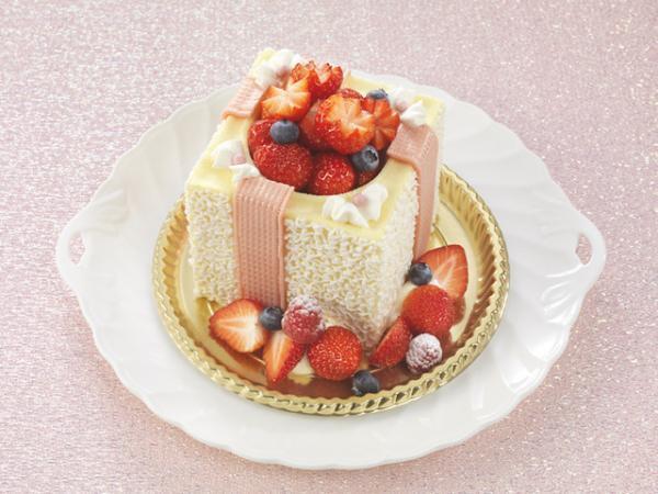 母の日の贈り物にギフトボックス型のケーキはいかが？カーネーションはベリーで表現