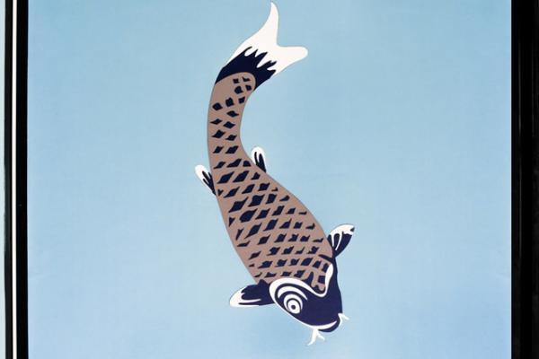 ロエベがミラノ サローネで新作家具を発表。鯉が泳ぐ屏風など精巧な技術を駆使