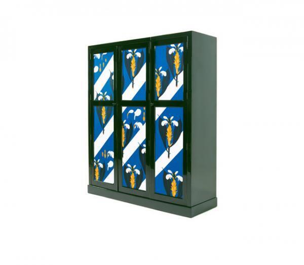 ロエベがミラノ サローネで新作家具を発表。鯉が泳ぐ屏風など精巧な技術を駆使