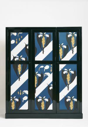 ロエベがミラノ サローネで新作家具を発表。鯉が泳ぐ屏風など精巧な技術を駆使