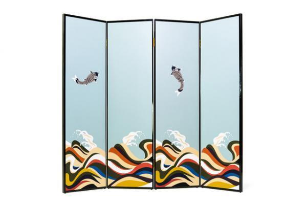 ロエベがミラノ サローネで新作家具を発表。鯉が泳ぐ屏風など精巧な技術を駆使