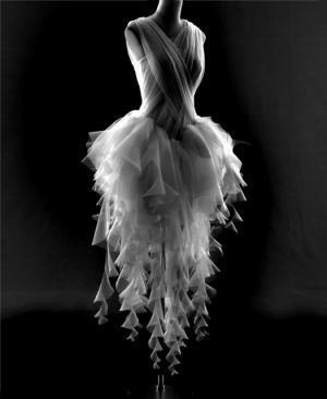 美しさとは何か？と問いかけるウェディングドレスデザイナー松居エリが作品集を出版