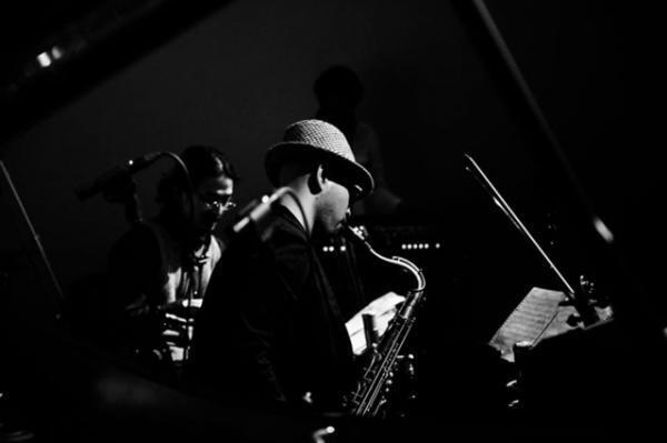 赤坂蚤の市 in アークヒルズ、過去最大の約90店舗が出店。アンティーク雑貨や家具、古着、ジュエリーなど