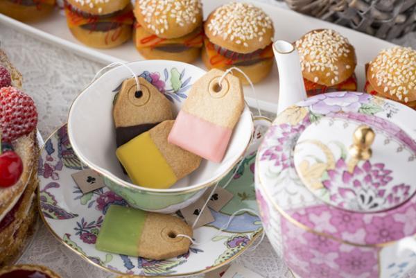 『不思議の国のアリス』のデザートブッフェがヒルトン東京で開催