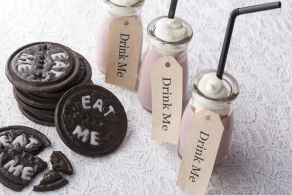 『不思議の国のアリス』のデザートブッフェがヒルトン東京で開催