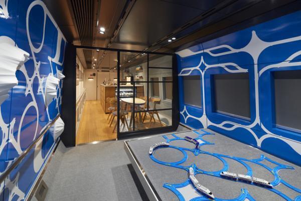 蜷川実花が外装デザイン、世界最速美術館「現美新幹線」がいよいよ29日に運行！