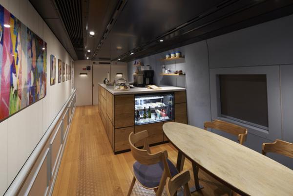 蜷川実花が外装デザイン、世界最速美術館「現美新幹線」がいよいよ29日に運行！