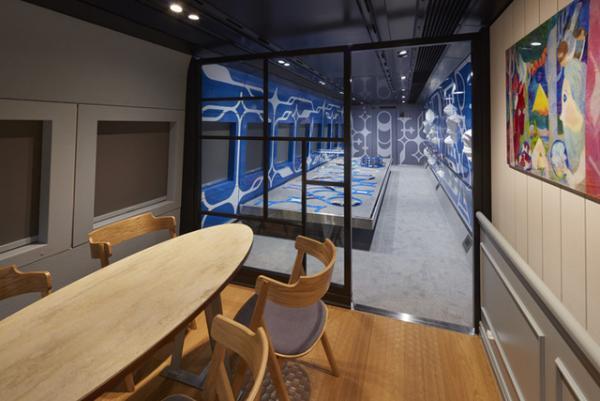 蜷川実花が外装デザイン、世界最速美術館「現美新幹線」がいよいよ29日に運行！