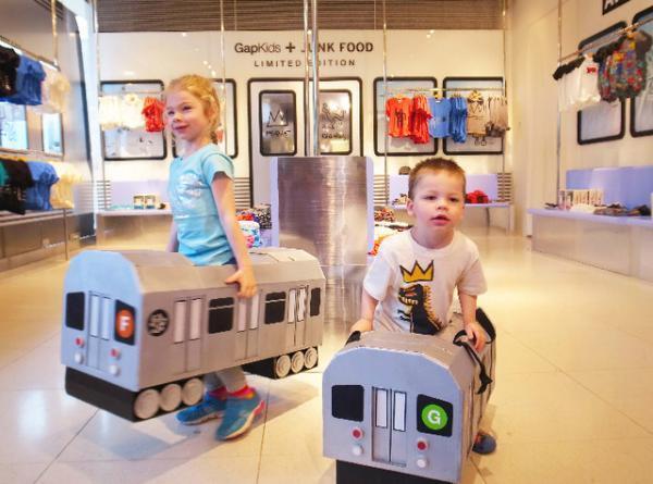 ギャップ原宿店がNYメトロに変身。バスキア、キース・ヘリングのユーモラスなベビー＆キッズコレクションスタート