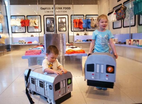 ギャップ原宿店がNYメトロに変身。バスキア、キース・ヘリングのユーモラスなベビー＆キッズコレクションスタート