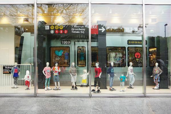 ギャップ原宿店がNYメトロに変身。バスキア、キース・ヘリングのユーモラスなベビー＆キッズコレクションスタート