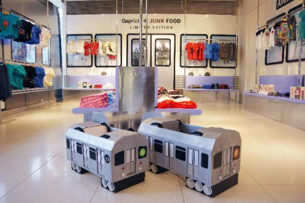 ギャップ原宿店がNYメトロに変身。バスキア、キース・ヘリングのユーモラスなベビー＆キッズコレクションスタート