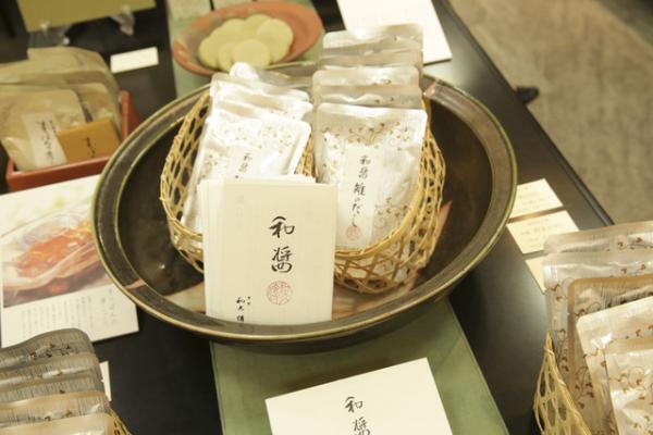 日本橋三越、京料亭「和久傳」の世界観を紹介。元首相・細川護煕の作品も展示販売