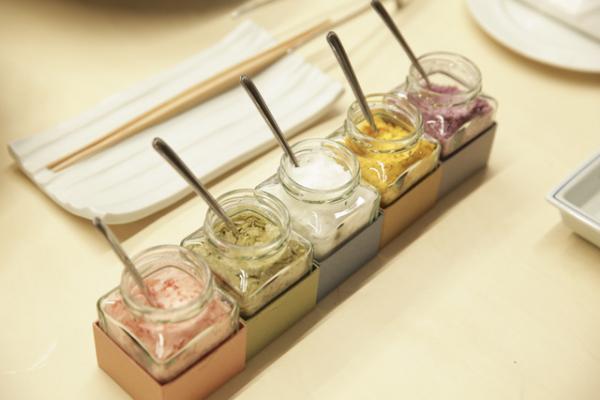 日本橋三越、京料亭「和久傳」の世界観を紹介。元首相・細川護煕の作品も展示販売