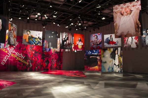 蜷川実花初のファッションフォト展が表参道ヒルズでスタート。ローラ、前田敦子、椎名林檎らを撮り下ろし