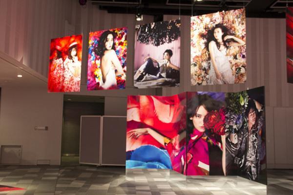 蜷川実花初のファッションフォト展が表参道ヒルズでスタート。ローラ、前田敦子、椎名林檎らを撮り下ろし