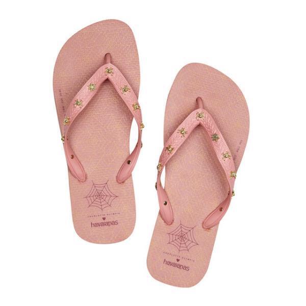 シャーロット オリンピア×ハワイアナスのビーチサンダル、新宿伊勢丹ポップアップで先行発売！