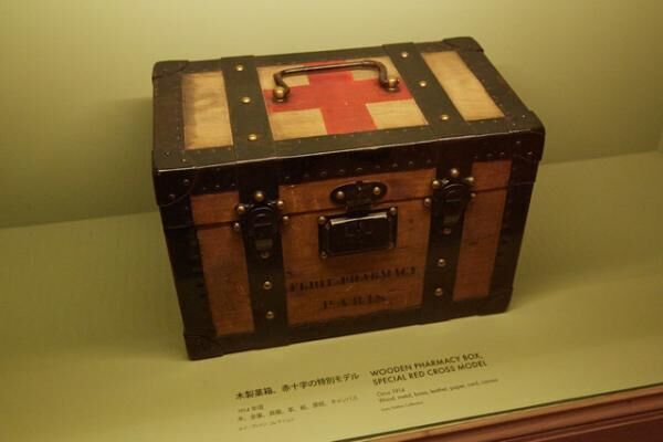 木製薬箱、赤十字の特別モデル