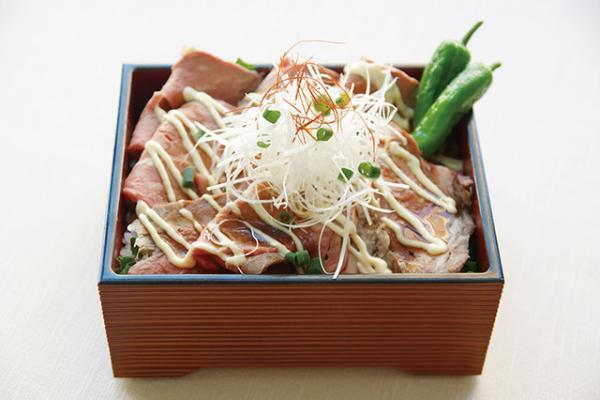 赤身肉の旨み凝縮、ジューシーなローストビーフ専門店が表参道ヒルズにオープン