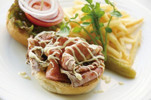 赤身肉の旨み凝縮、ジューシーなローストビーフ専門店が表参道ヒルズにオープン