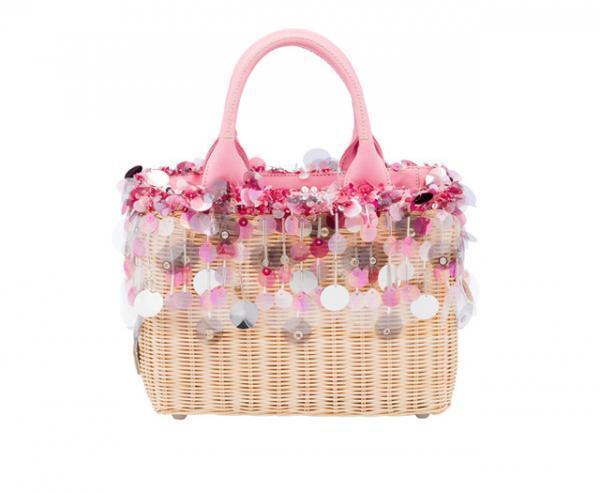 プラダに夏の新作バッグ、スパンコールやポンポンをあしらった涼しげな籠タイプも