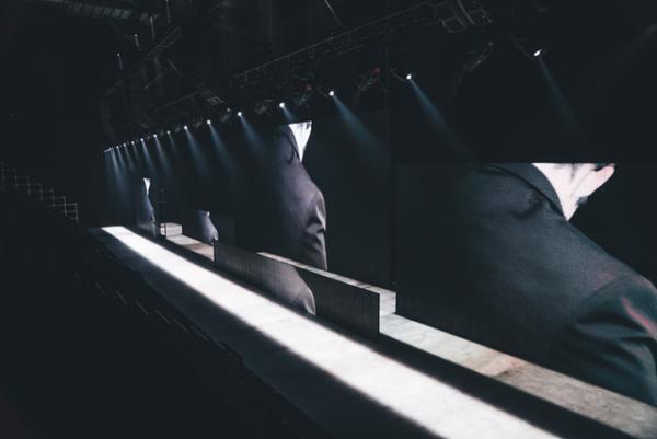 ディオール オムが香港で初のショー。赤いネオンの壮観演出、アジアのセレブも集結