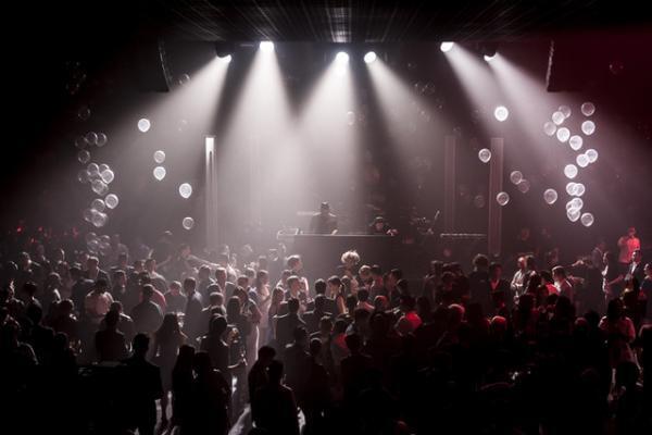 ディオール オムが香港で初のショー。赤いネオンの壮観演出、アジアのセレブも集結