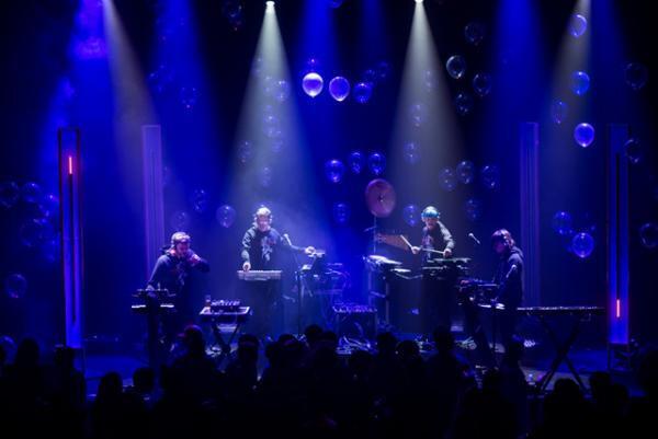 ディオール オムが香港で初のショー。赤いネオンの壮観演出、アジアのセレブも集結