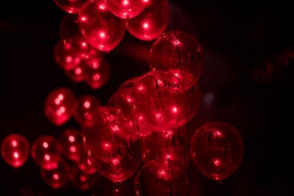 ディオール オムが香港で初のショー。赤いネオンの壮観演出、アジアのセレブも集結