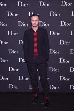 ディオール オムが香港で初のショー。赤いネオンの壮観演出、アジアのセレブも集結