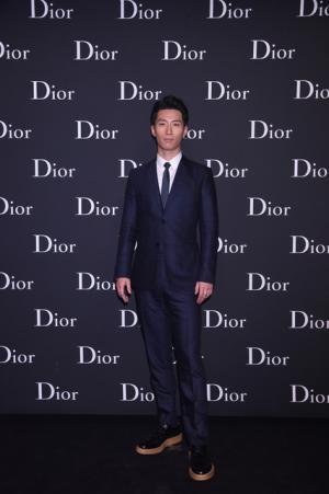 ディオール オムが香港で初のショー。赤いネオンの壮観演出、アジアのセレブも集結