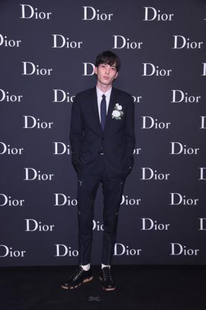 ディオール オムが香港で初のショー。赤いネオンの壮観演出、アジアのセレブも集結