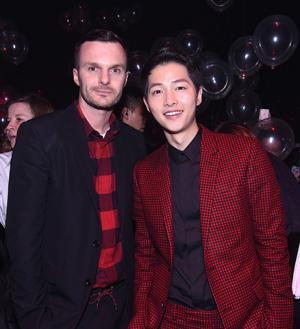 ディオール オムが香港で初のショー。赤いネオンの壮観演出、アジアのセレブも集結