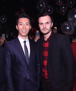 ディオール オムが香港で初のショー。赤いネオンの壮観演出、アジアのセレブも集結