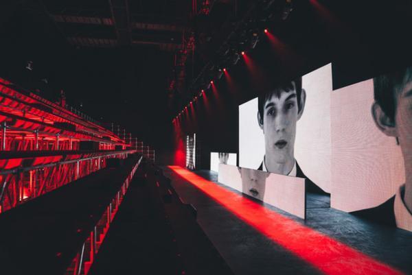 ディオール オムが香港で初のショー。赤いネオンの壮観演出、アジアのセレブも集結