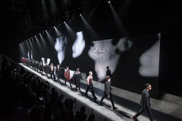 ディオール オムが香港で初のショー。赤いネオンの壮観演出、アジアのセレブも集結