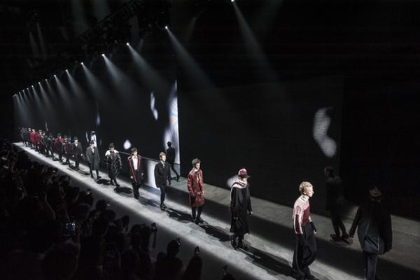 ディオール オムが香港で初のショー。赤いネオンの壮観演出、アジアのセレブも集結