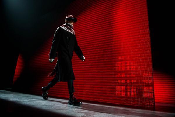 ディオール オムが香港で初のショー。赤いネオンの壮観演出、アジアのセレブも集結