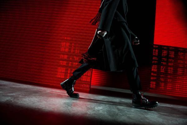 ディオール オムが香港で初のショー。赤いネオンの壮観演出、アジアのセレブも集結